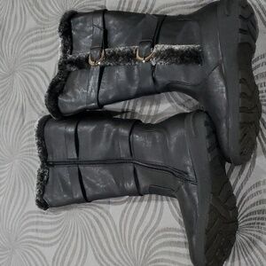 Sherpa-lined black boots